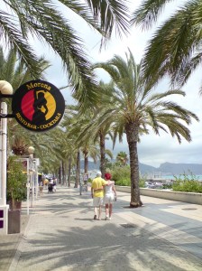 Muchos bares y restaurantes en el paseo maritimo