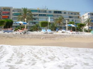 El piso esta situado en el "Edificio Marisol" al frente de la playa